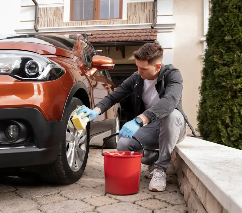 Lavage auto à domicile Douchy-Montcorbon : professionnel intervenant sur un véhicule